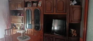 Mueble de comedor de madera y cristal, se regala.