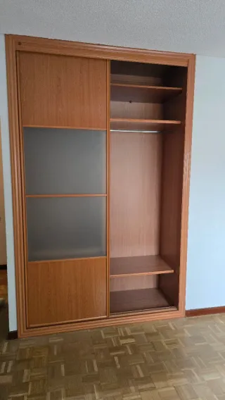 Armario puertas correderas madera y cristal