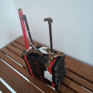 7 Espositori per Coltelli in Miniatura