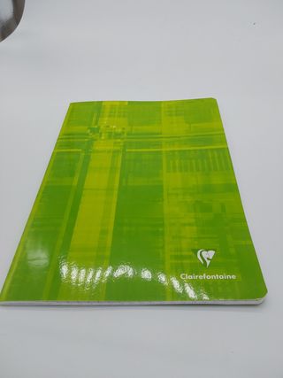 Clairefontaine 63161C - Un cahier piqué 96 pages 21x29,7 cm 90g grands carreaux, couverture carte pelliculée couleur aléatoire
