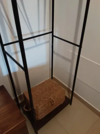 Perchero ropero metal negro y madera oscura. NUEVO