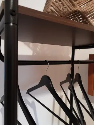 Perchero ropero metal negro y madera oscura. NUEVO