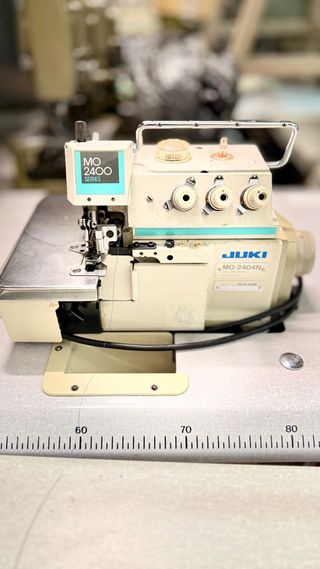 Máquina de coser JUKI MO-2404N