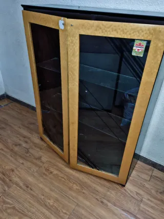 Mueble de comedor negro y marrón