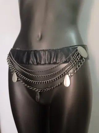 Cinturón piel vintage con cadenas.