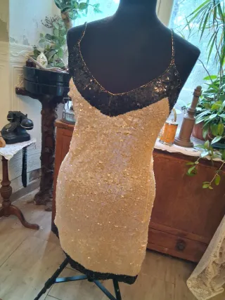 Abito in lame oro e nero