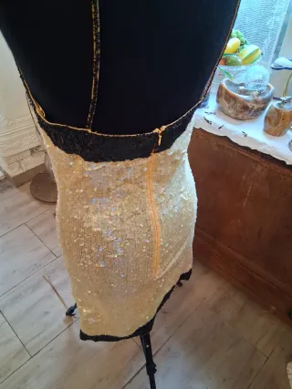 Abito in lame oro e nero