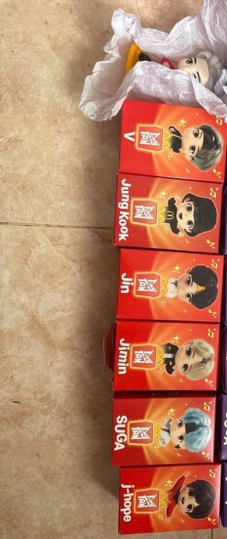 Colección Figuras BTS McDonald's FALTA CAJA DE RM