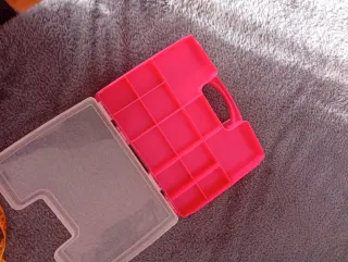 Caja organizadora roja con compartimentos