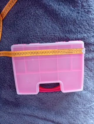 Caja organizadora roja con compartimentos