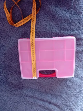 Caja organizadora roja con compartimentos