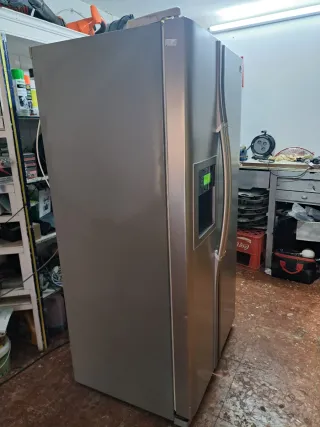 Nevera LG Americana con dispensador de agua y hiel