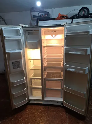 Nevera LG Americana con dispensador de agua y hiel