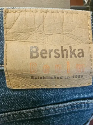 Pantalón vaquero Bershka desgastado