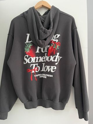 Sudadera gris con estampado de fresas Bershka