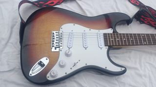 Guitarra Eléctrica con Correa