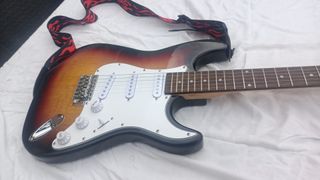 Guitarra Eléctrica con Correa