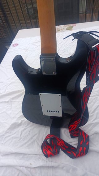 Guitarra Eléctrica con Correa