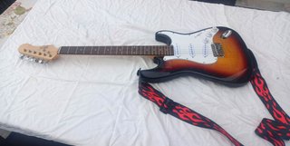 Guitarra Eléctrica con Correa