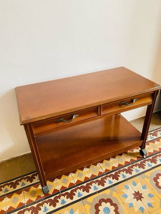 Mesa auxiliar con ruedas