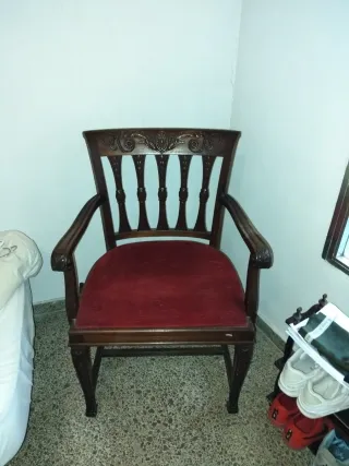 Sillón antiguo de madera y terciopelo