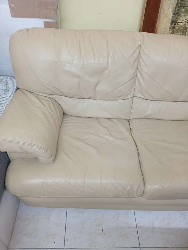 Sofá de piel beige