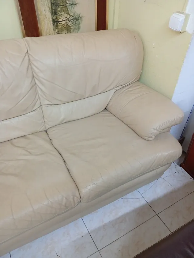 Sofá de piel beige