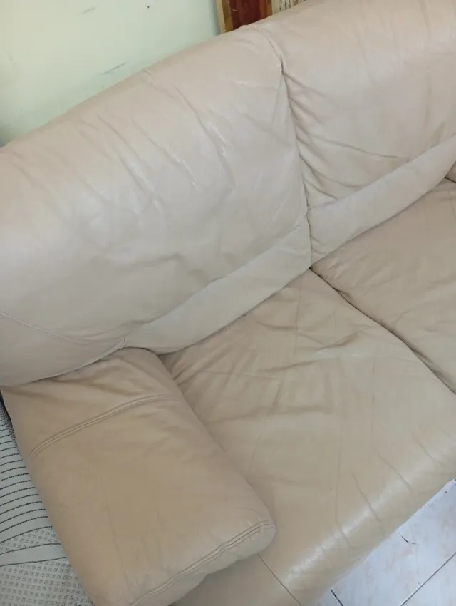 Sofá de piel beige