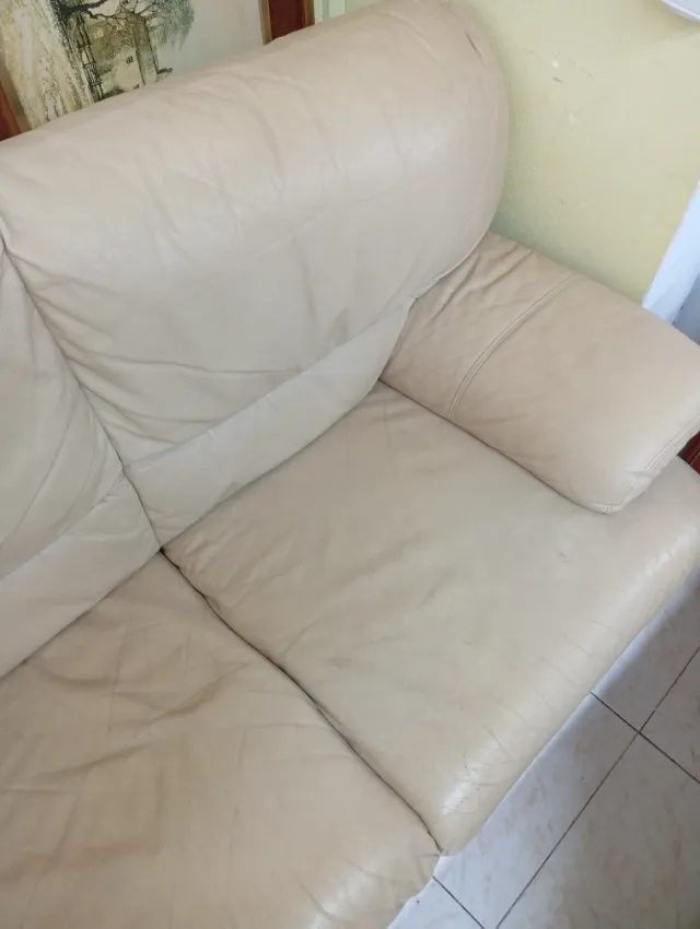 Sofá de piel beige