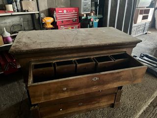 Cajonera antigua de madera y mármol