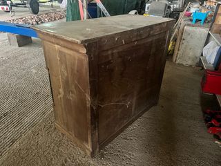 Cajonera antigua de madera y mármol