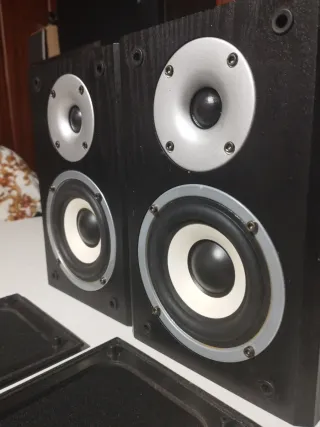 Altavoces negros y plateados