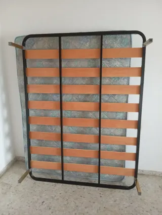 Somier con patas metálicas y láminas de madera