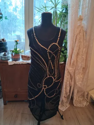 Abito nero con paillettes oro