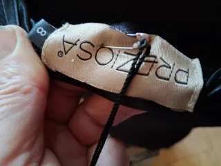 Abito nero con paillettes oro