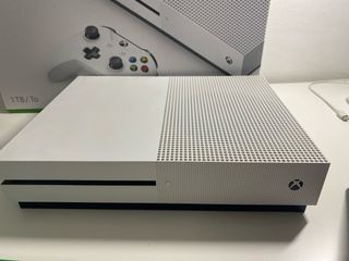 Xbox One S 1TB + 2 Mandos + GTA V + Pack regalo.