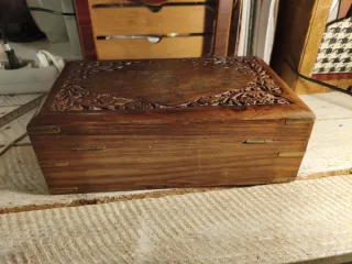 Caja vintage de madera tallada con detalles metáli