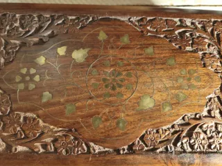 Caja vintage de madera tallada con detalles metáli