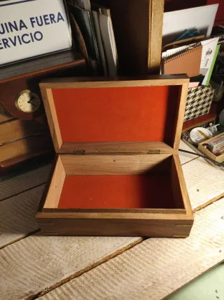 Caja vintage de madera tallada con detalles metáli
