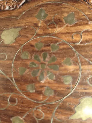 Caja vintage de madera tallada con detalles metáli