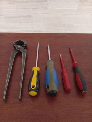 Herramientas varias: alicates y destornilladores
