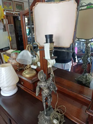 Lume antico in bronzo con figura storica