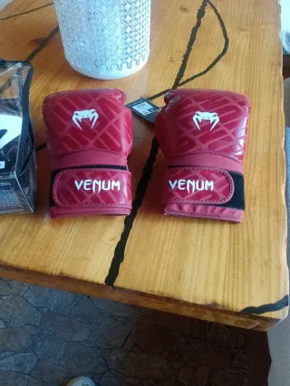 Guantes de boxeo Venum rojos