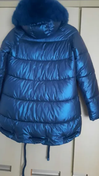 Parka plumífera azul con capucha