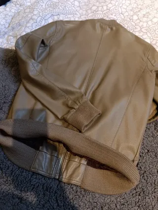 Cazadora Zara efecto piel marrón negociables