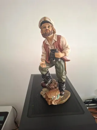 Figura marinero con prismáticos