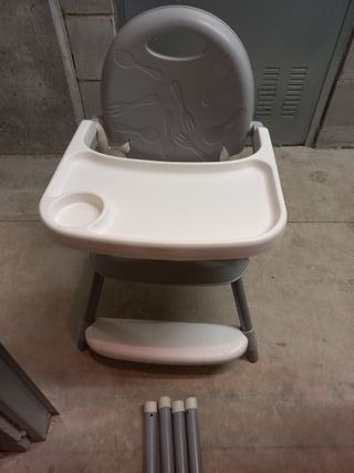 Trona de bebé gris y blanca