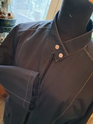 Giacca nera con cuciture a contrasto