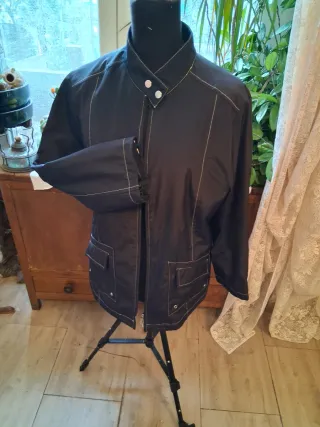 Giacca nera con cuciture a contrasto