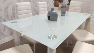 Mesa de cristal con 6 sillas blancas